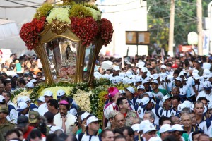 cirio 2011 Procissão do Círio de Nazaré em Belém do Pará. Os devotos pagam promessas segurando a corda do sírio, levando nas costas objetos representando as graças alcançadas e etc...