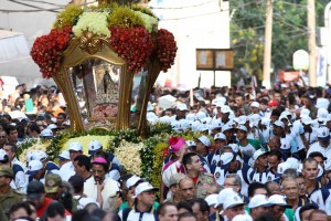 Procissão do Círio de Nazaré em Belém do Pará. Os devotos pagam promessas segurando a corda do sírio, levando nas costas objetos representando as graças alcançadas e etc...