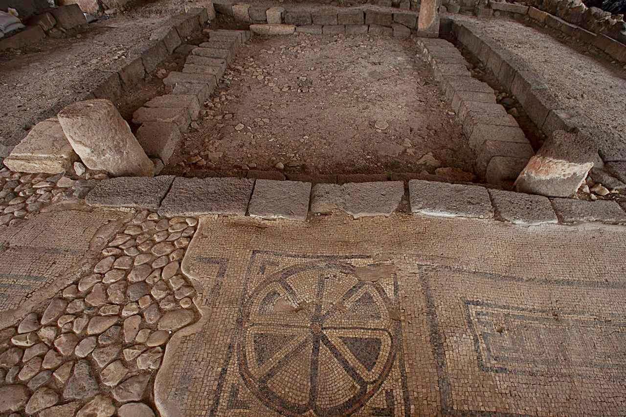 Piso ornamentado no sítio arqueológico de Migdal, Israel, onde porto e sinagoga foram encontrados