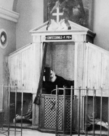 Santo Padre Pio no Confessionário Santo Padre Pio no confessionário.