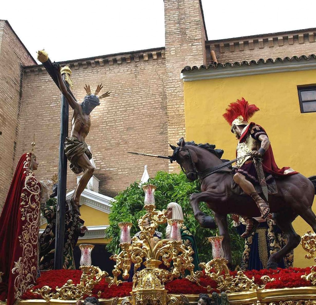 São Longino no momento supremamente trágico de cravar a lança no Coração de Jesus Procissão em Sevilha, Espanha