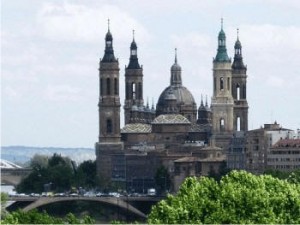 Basílica de Zaragoza as margens do rio Ebro - Espanha.