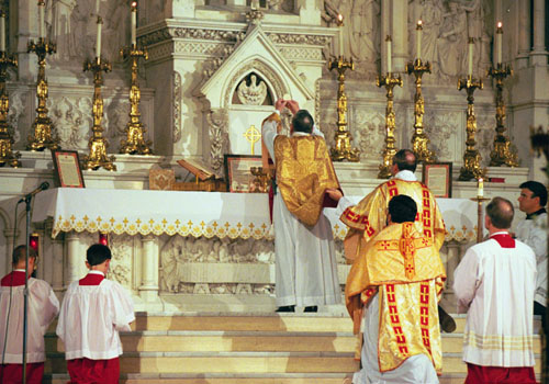 O Sacrifício diário de Nosso Senhor na Santa Missa é o evita os castigos de Deus pelos horrendos pecados da Humanidade...