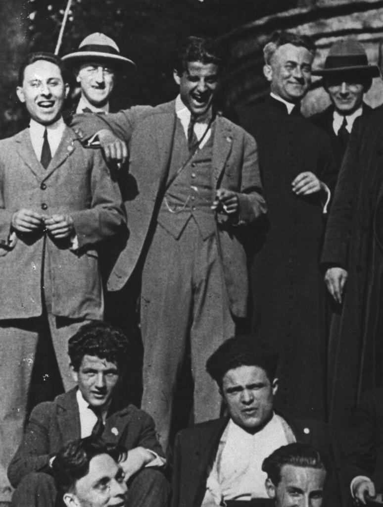 Esta imagem do Beato Pier Giorgio Frassati (no centro da foto), à esquerda do Padre, nos revela que a pessoa mais feliz do mundo é aquela que trabalha pela salvação de sua alma.