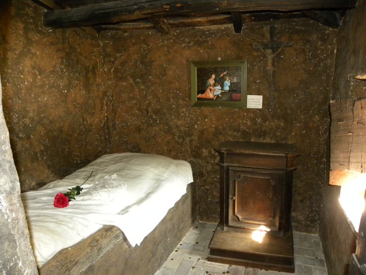 Esta é uma foto da cela (que é como que um quarto) onde Santa Rita se reconlhia no convento.
