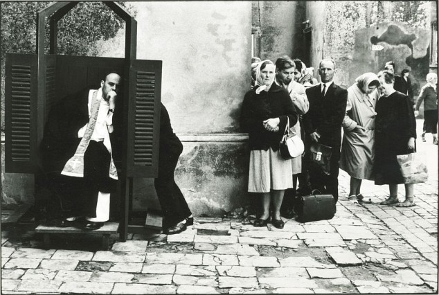 Foto antiga que mostra uma grande fila para o Sacramento da confissão.