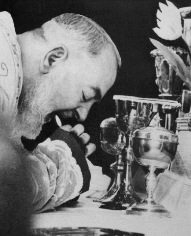 Santo padre Pio comungando o Corpo e Cristo.