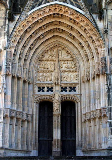 Portal-de-São-Guilherme-na-catedral-de-Bourges Portal de São Guilherme na catedral de Bourges. O ódio revolucionário decapitou a imagem de um santo tão equilibrado. No fato se apalpa a diferença do espírito medieval com a dureza moderna
