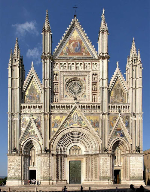 Orvieto catedral gótica colorida com mosaicos e mármore