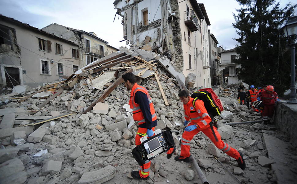 Bombeiros andam sobre escombros em cidade atingida pelo terremoto na Itália