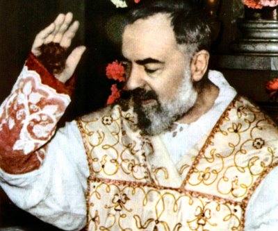 Santo Padre Pio com a chaga nas mãos.