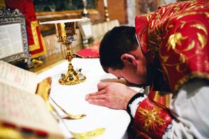 Sacerdote beija o Altar durante celebração da Missa Tridentina.