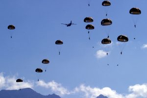 Militares paraquedistas