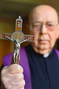 Padre Gabriele Amorth possuía o costume de utilizar a medalha de São Bento embutida na Cruz.