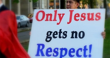 “Só Jesus não é respeitado”, católicos protestam contra Missa Negra Satânica no Canadá