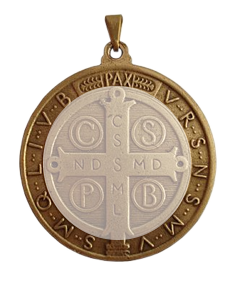 Letras na borda da Medalha de São Bento