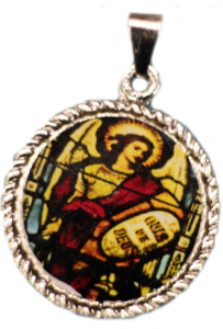 Medalha de São Gabriel Arcanjo no texto Santa Missa da Semana: Saiba como receber as bênçãos de Nosso Senhor!